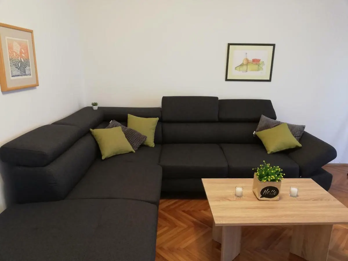 New Renovated Apartment 15 Min From Beach On Foot Pula