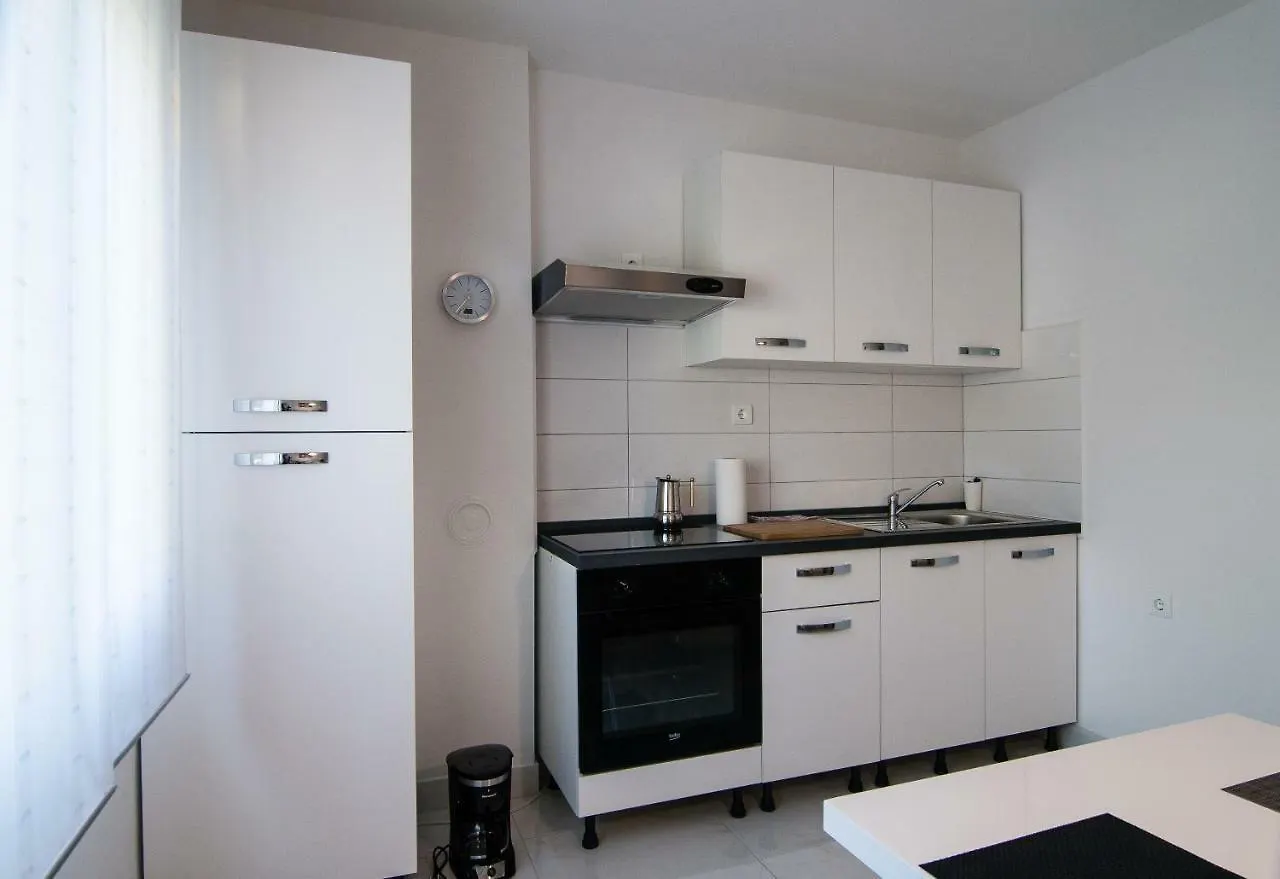 New Renovated Apartment 15 Min From Beach On Foot Pula