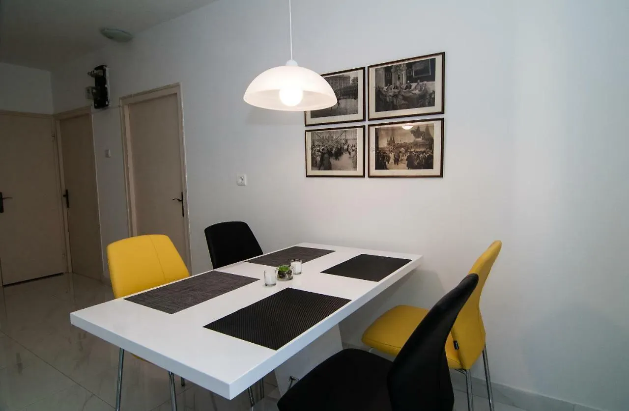 New Renovated Apartment 15 Min From Beach On Foot Pula