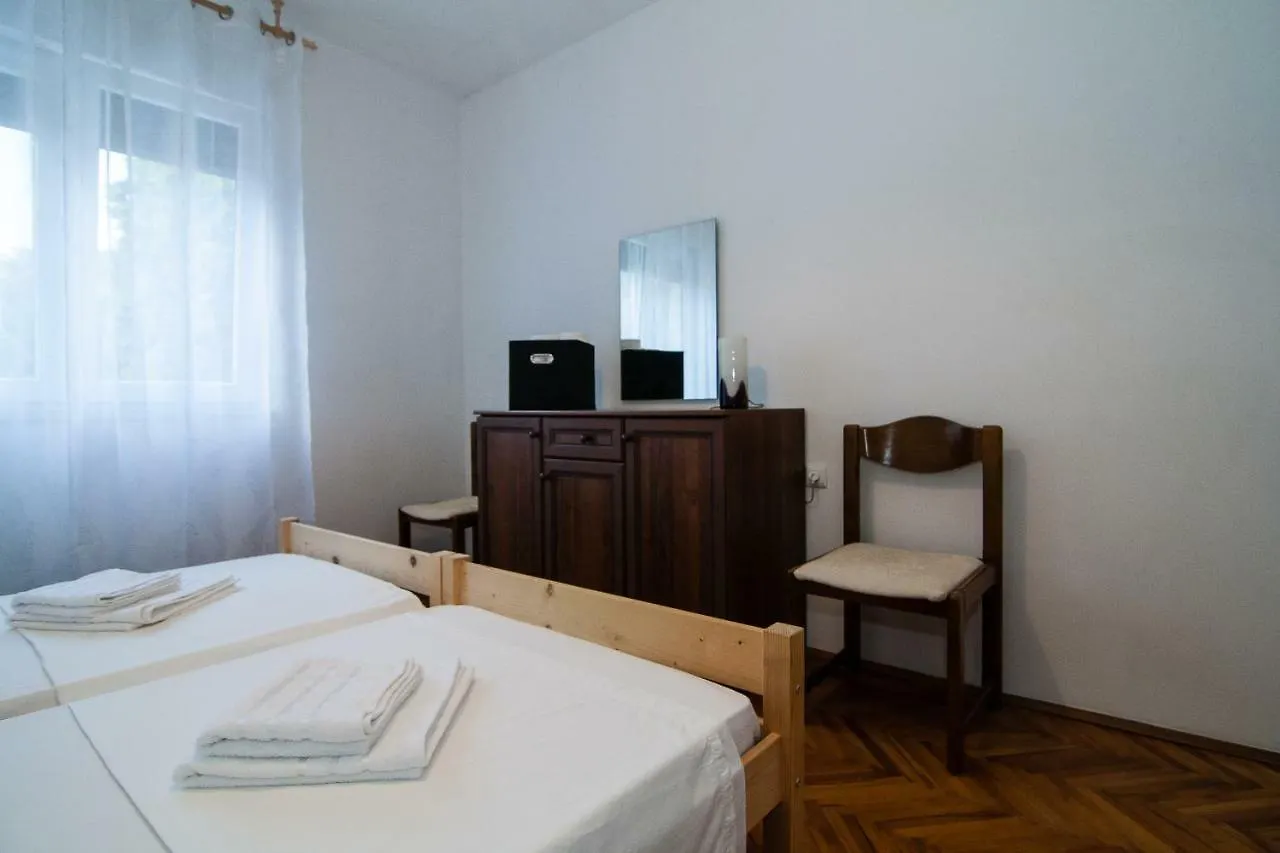 New Renovated Apartment 15 Min From Beach On Foot Pula