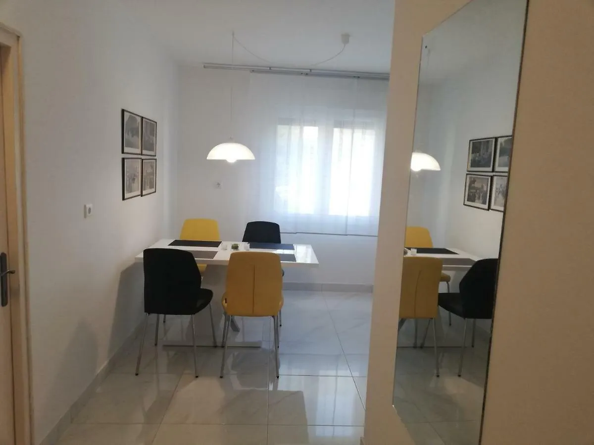 New Renovated Apartment 15 Min From Beach On Foot Pula