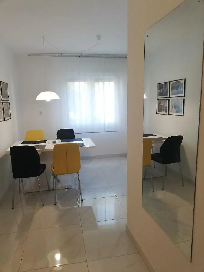 New Renovated Apartment 15 Min From Beach On Foot Pula 0*,  Kroatien