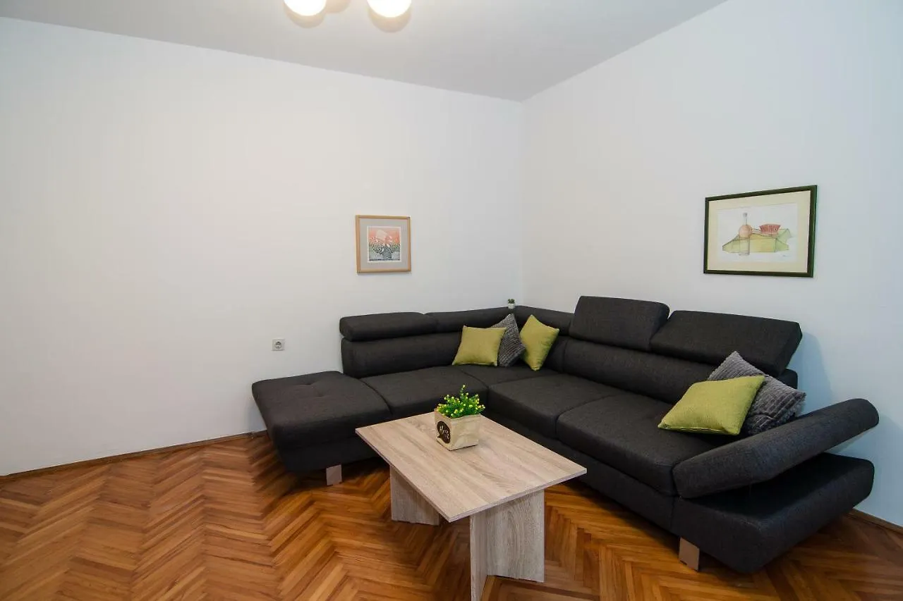 New Renovated Apartment 15 Min From Beach On Foot Pula