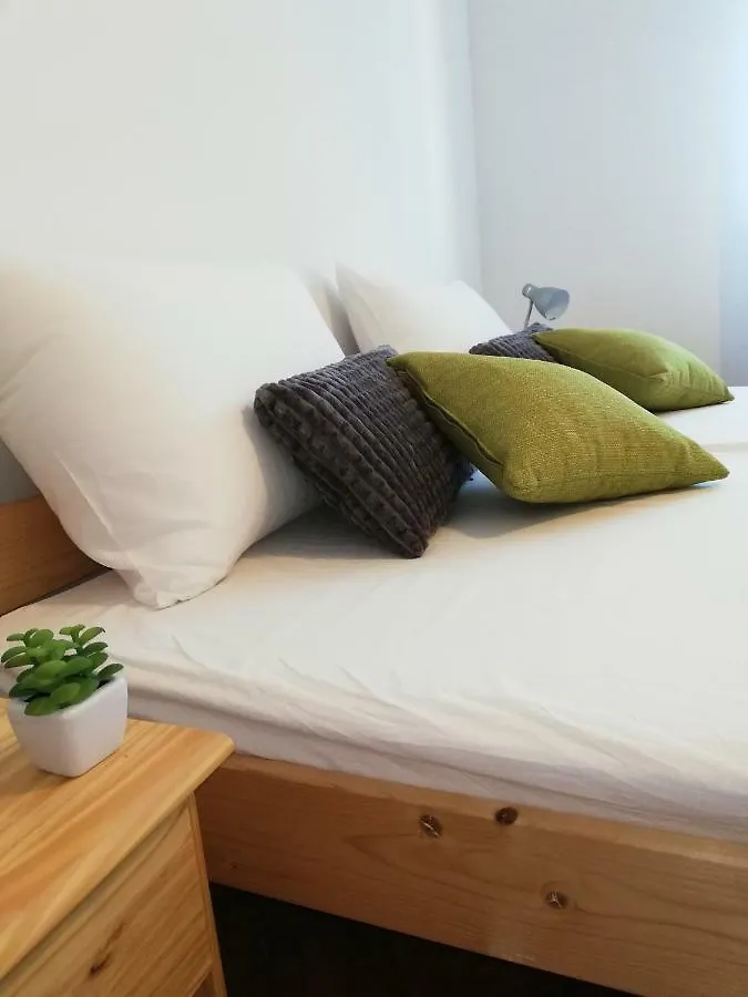 New Renovated Apartment 15 Min From Beach On Foot Pula