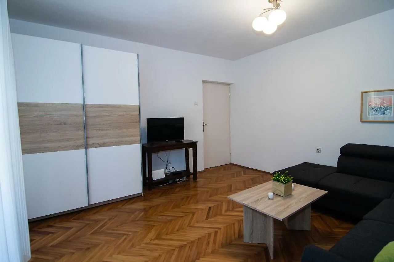 New Renovated Apartment 15 Min From Beach On Foot Pula