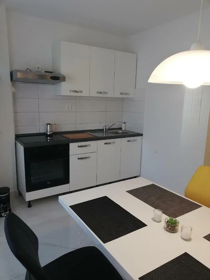 New Renovated Apartment 15 Min From Beach On Foot Pula Kroatien