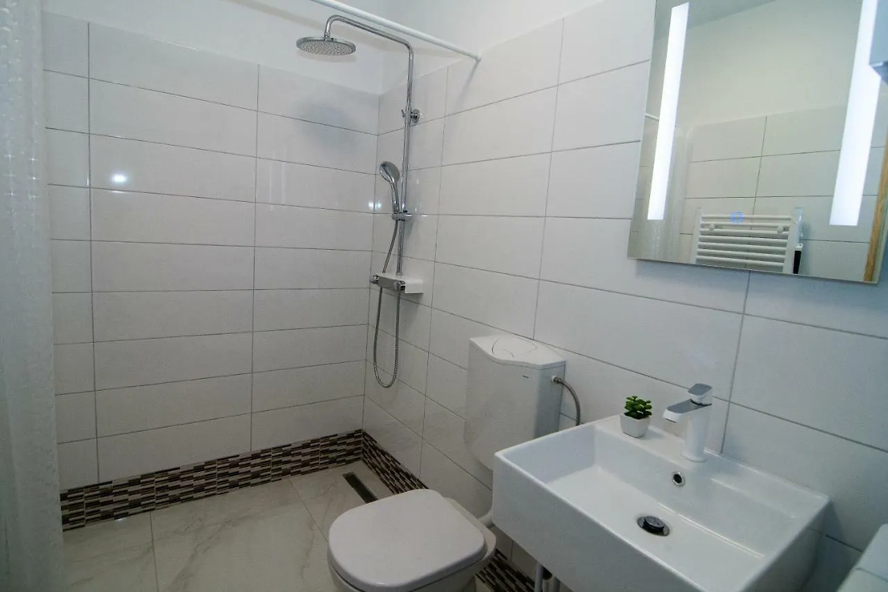 New Renovated Apartment 15 Min From Beach On Foot Pula