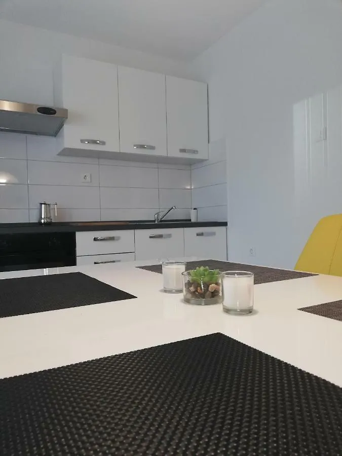 New Renovated Apartment 15 Min From Beach On Foot Pula