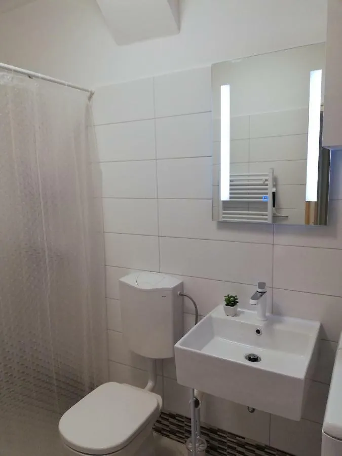New Renovated Apartment 15 Min From Beach On Foot