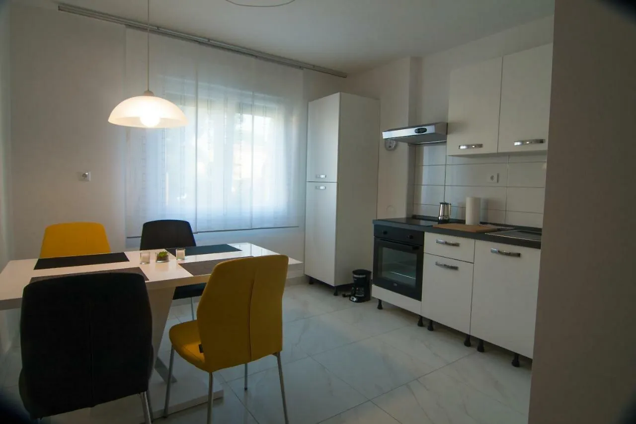 New Renovated Apartment 15 Min From Beach On Foot  Pula