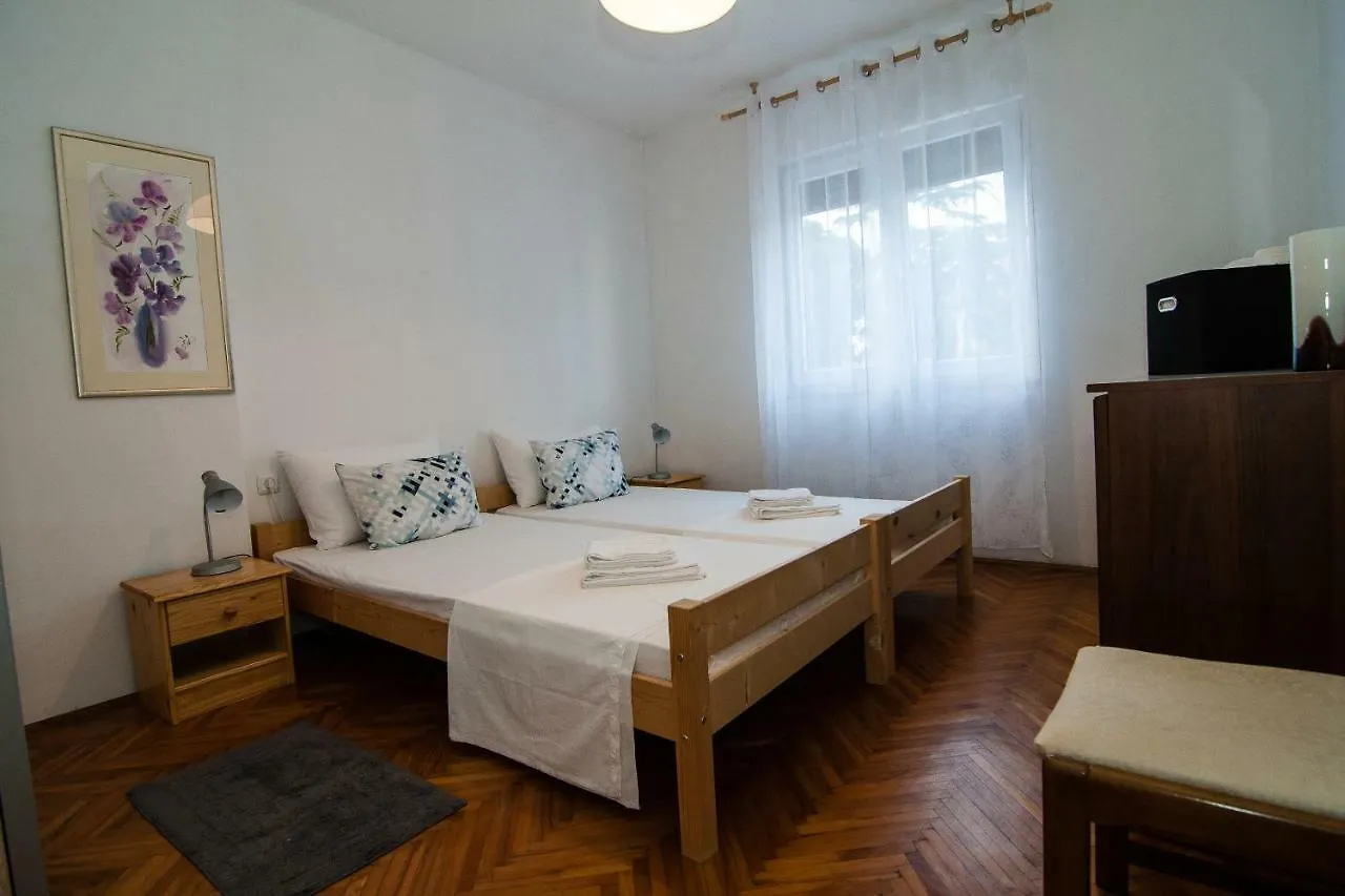 New Renovated Apartment 15 Min From Beach On Foot Croatia