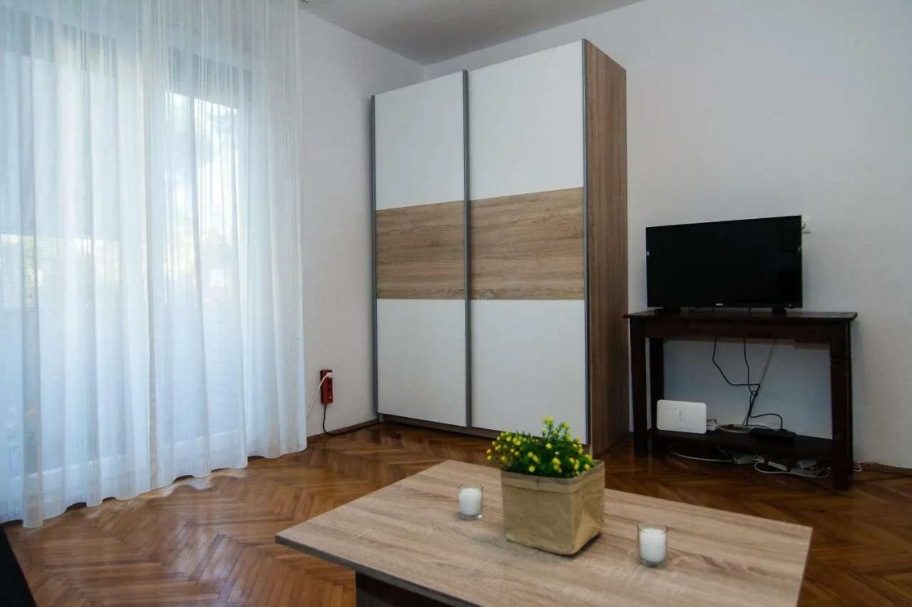 New Renovated Apartment 15 Min From Beach On Foot